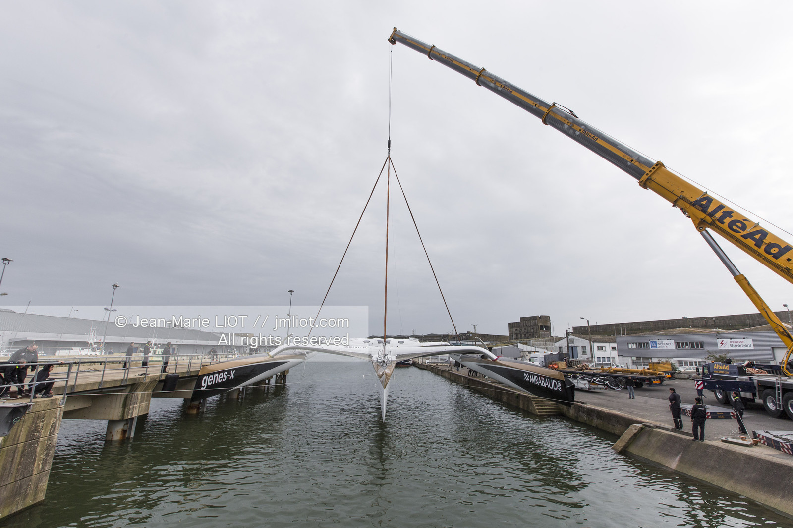 Maxi-Triimaran Spindrift 2 Launching