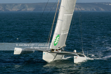 .Start Jules Verne Trophy maxi trimaran Geronimo, skipper Olivier de Kersauzon, on décember 28, 2004, Photo Jean-Marie LIOT - www.jmliot.com