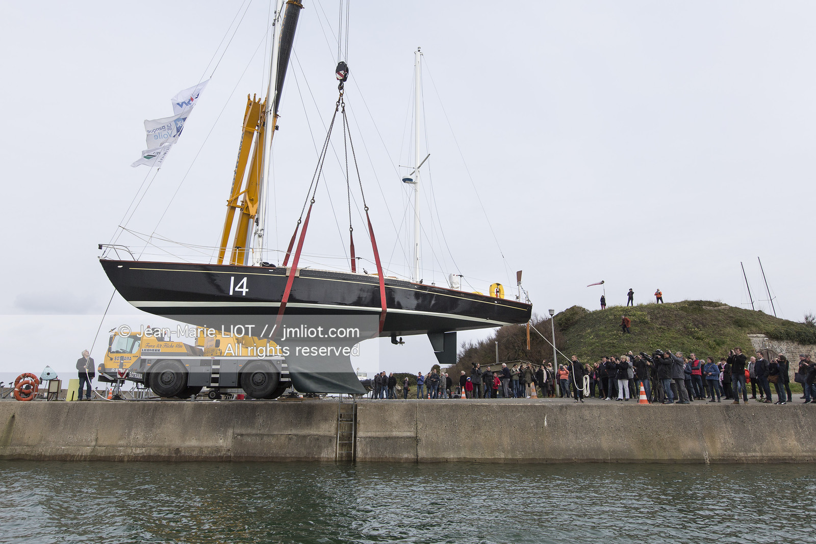 Mise à l'eau de Pen Duick II, bateau de légende d'Eric Tabarly. Loïck Peyron, 3 fois vianqueurs de The Transat, prendra le départ de plymouth le 2 mai prochain. Photo © Jean-Marie LIOT   DPPI.