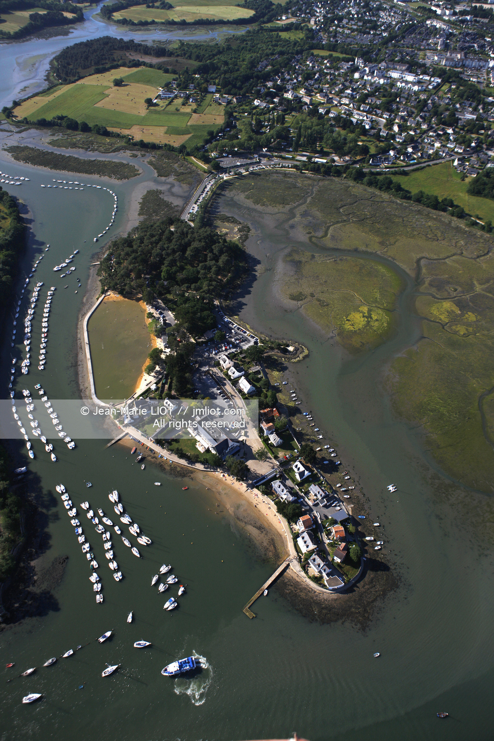 VUE AERIENNE DE VANNES-GOLFE DU MORBIHAN.PHOTO © JEAN-MARIE LIOT.