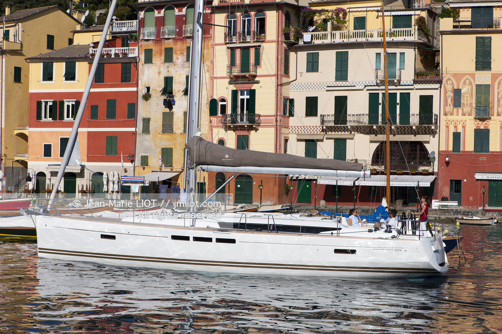 Portofino,le joli port en italien est situé au creux d'une anse sur la côte Ligure. Ce petit port de pêche devenu une des stations balnéaires les plus huppées d'Italie n'a pourtant pas perdu son charme..photo © Jean-Marie Liot.