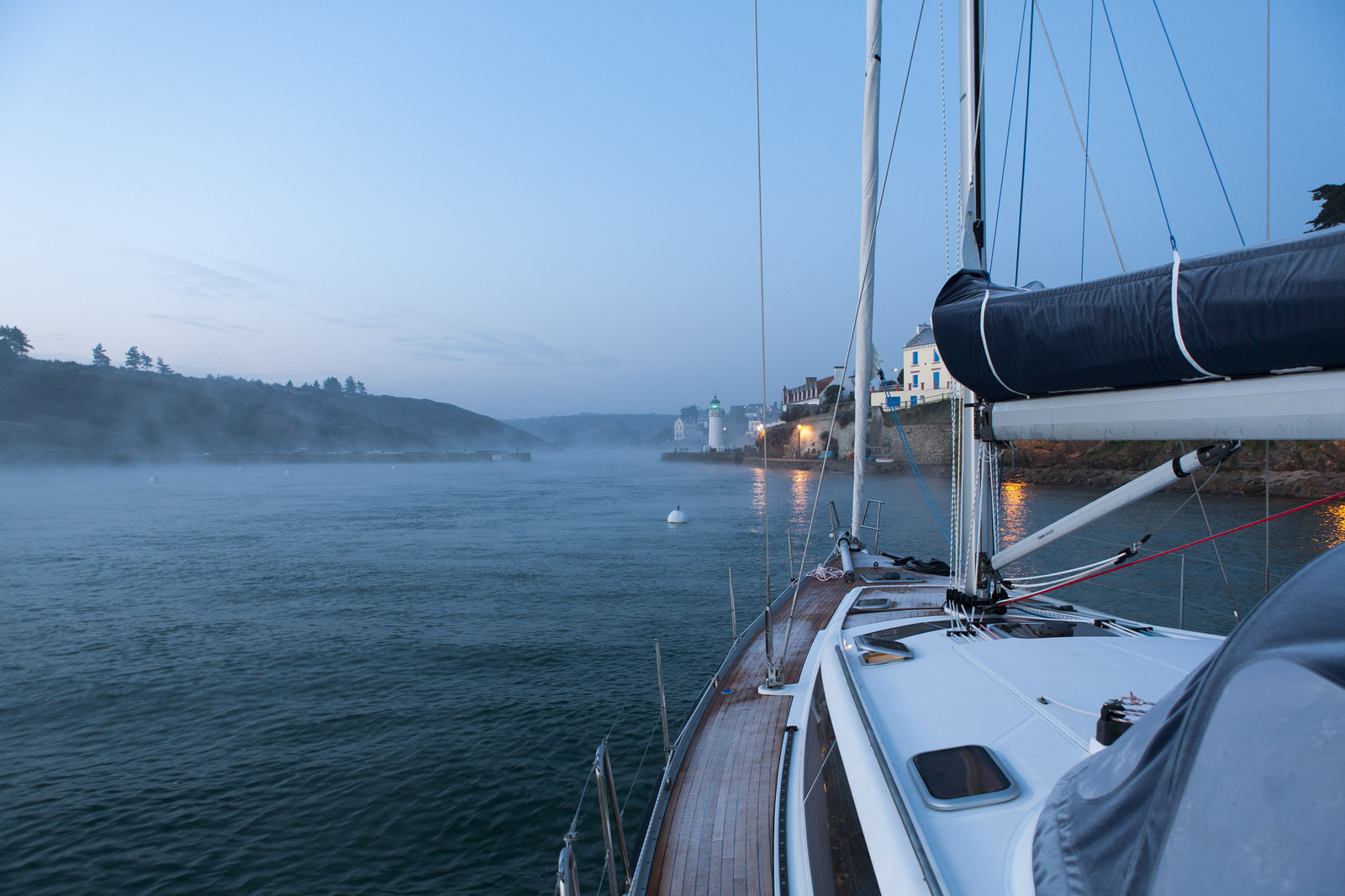 France, Morbihan (56), Belle-Ile, Voilier arrivant dans le port de Suzon dans la brume du matin