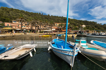 Port-Cros, au large d'Hyères dans le département du Var, petite île de 4 km de long est une réserve de la faune et la flore. Photo © Jean-Marie Liot.