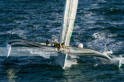 .Start Jules Verne Trophy maxi trimaran Geronimo, skipper Olivier de Kersauzon, on décember 28, 2004, Photo Jean-Marie LIOT - www.jmliot.com