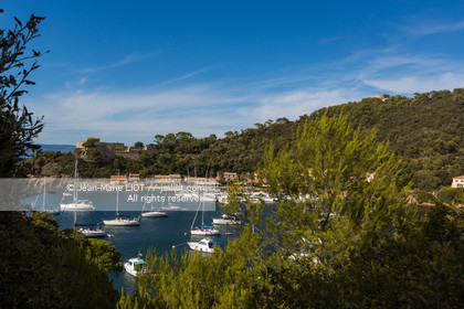 Port-Cros, au large d'Hyères dans le département du Var, petite île de 4 km de long est une réserve de la faune et la flore. Photo © Jean-Marie Liot.