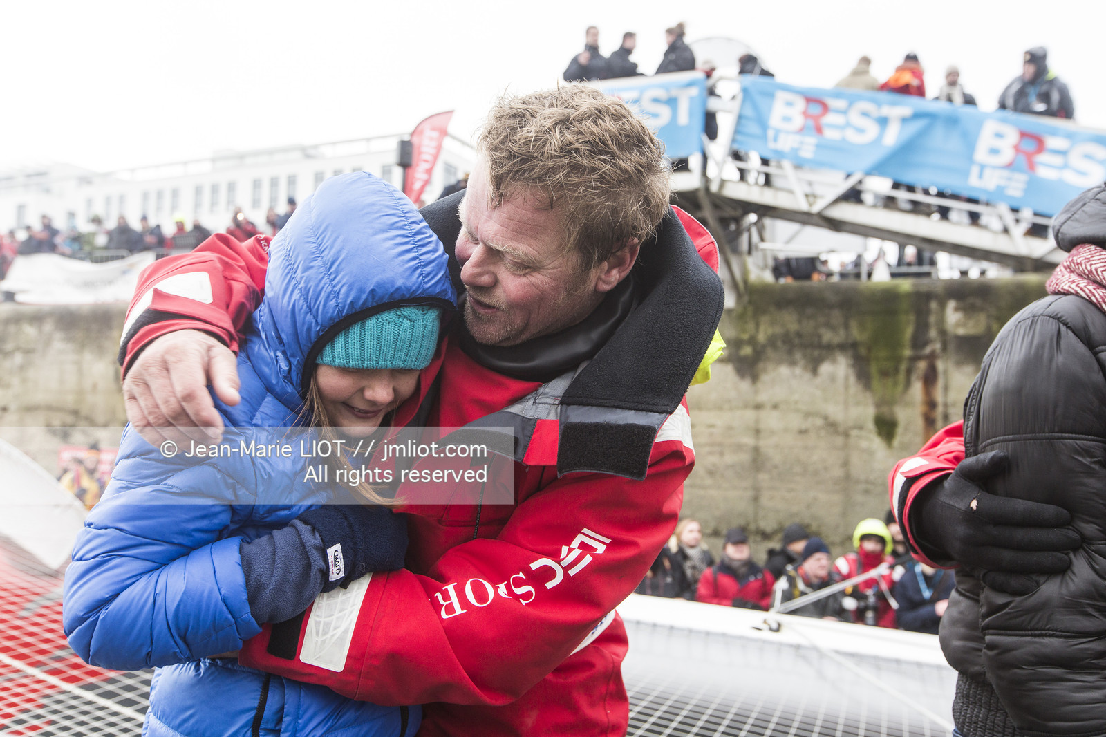 IDEC SPORT- ARRIVEE  RECORD TROPHEE JULES VERNE