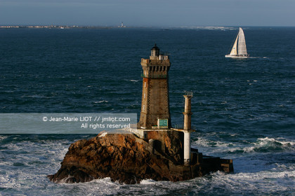 .Start Jules Verne Trophy maxi trimaran Geronimo, skipper Olivier de Kersauzon, on décember 28, 2004, Photo Jean-Marie LIOT - www.jmliot.com