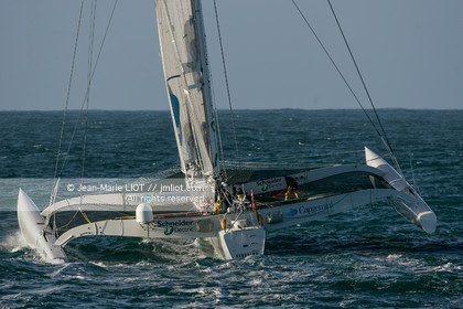 .Start Jules Verne Trophy maxi trimaran Geronimo, skipper Olivier de Kersauzon, on décember 28, 2004, Photo Jean-Marie LIOT - www.jmliot.com