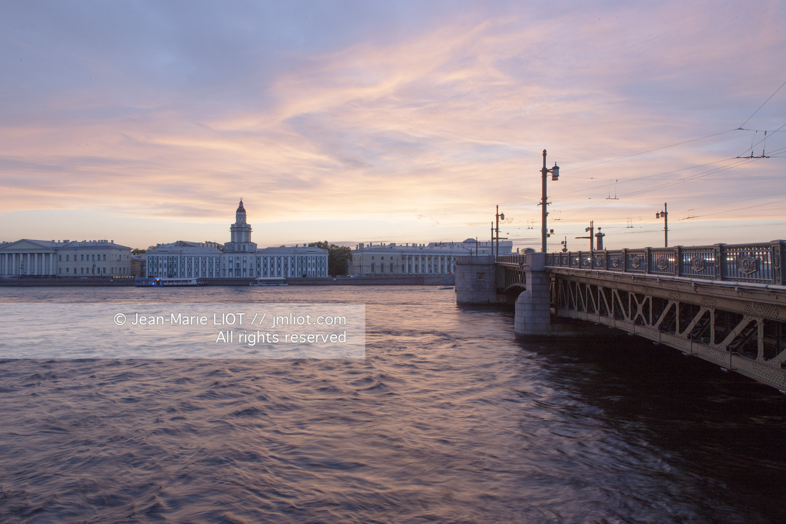 Russie, Saint Petersbourg, classé Patrimoine Mondial de l'UNESCO, le musée de l' HErmitage durant les nuits blanches.