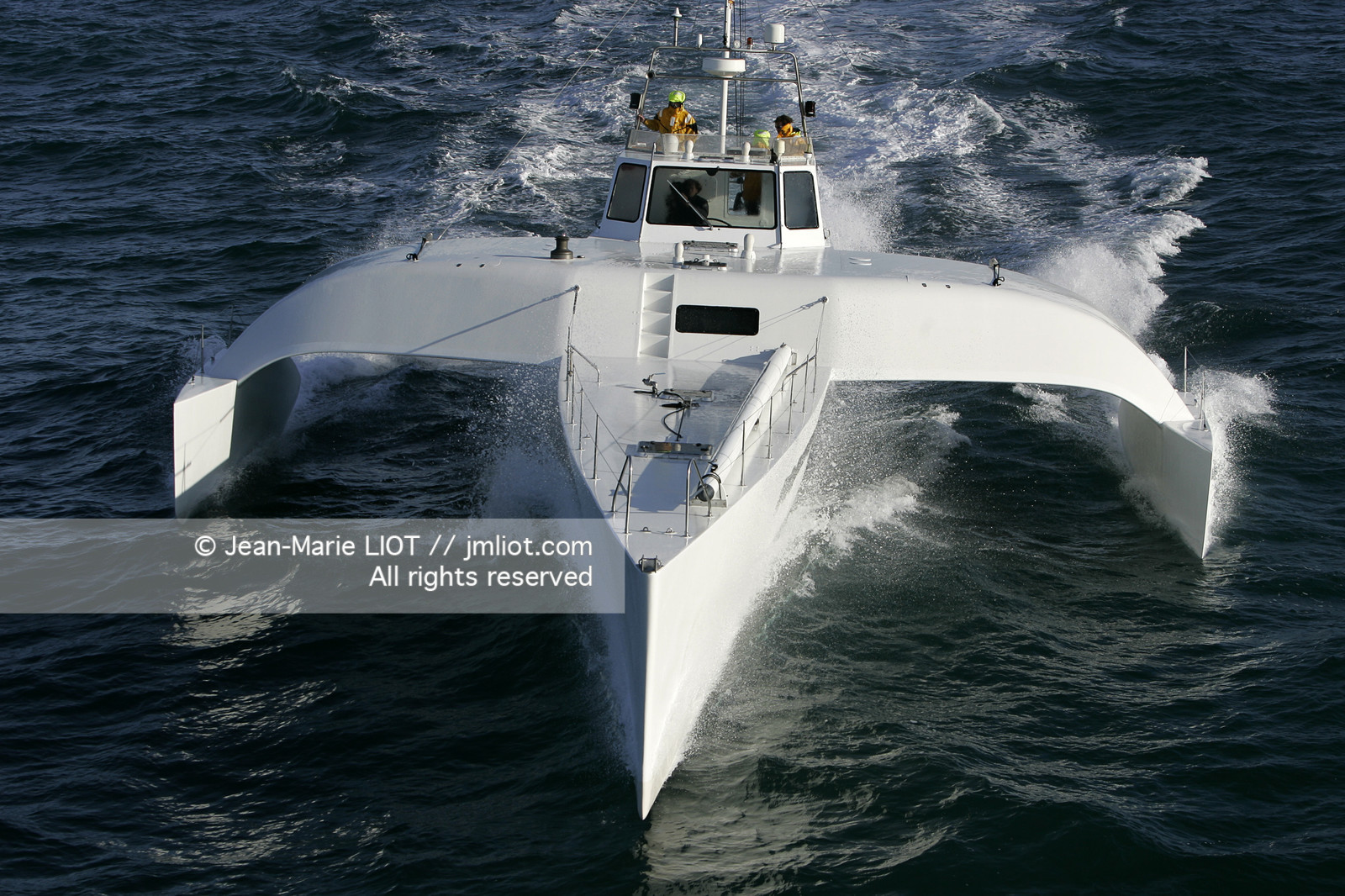 Ocean Alchimist, Olivier de Kersauzon, au large d'Ouessant le 29 décembre 2004, Photo Jean-Marie LIOT - www.jmliot.com.