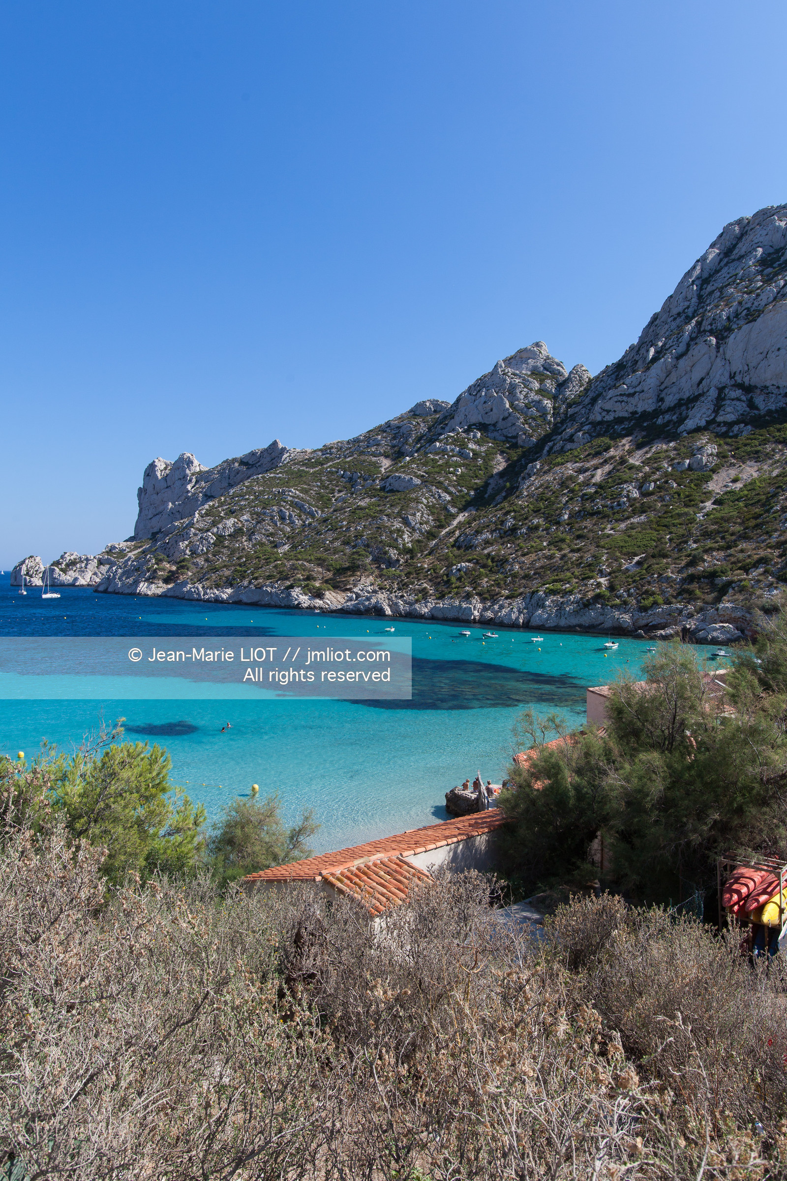 La calanque de Sormiou est située a quelques km de Marseille, l'une des seule calanques habitée elle dissimulke un petit port protégé par une digue.L'eau y est particulièremant claire et d'une grande richese en termes d'espèces animales et végétales..Photo © Jean-Marie Liot.