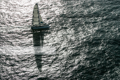 .Start Jules Verne Trophy maxi trimaran Geronimo, skipper Olivier de Kersauzon, on décember 28, 2004, Photo Jean-Marie LIOT - www.jmliot.com