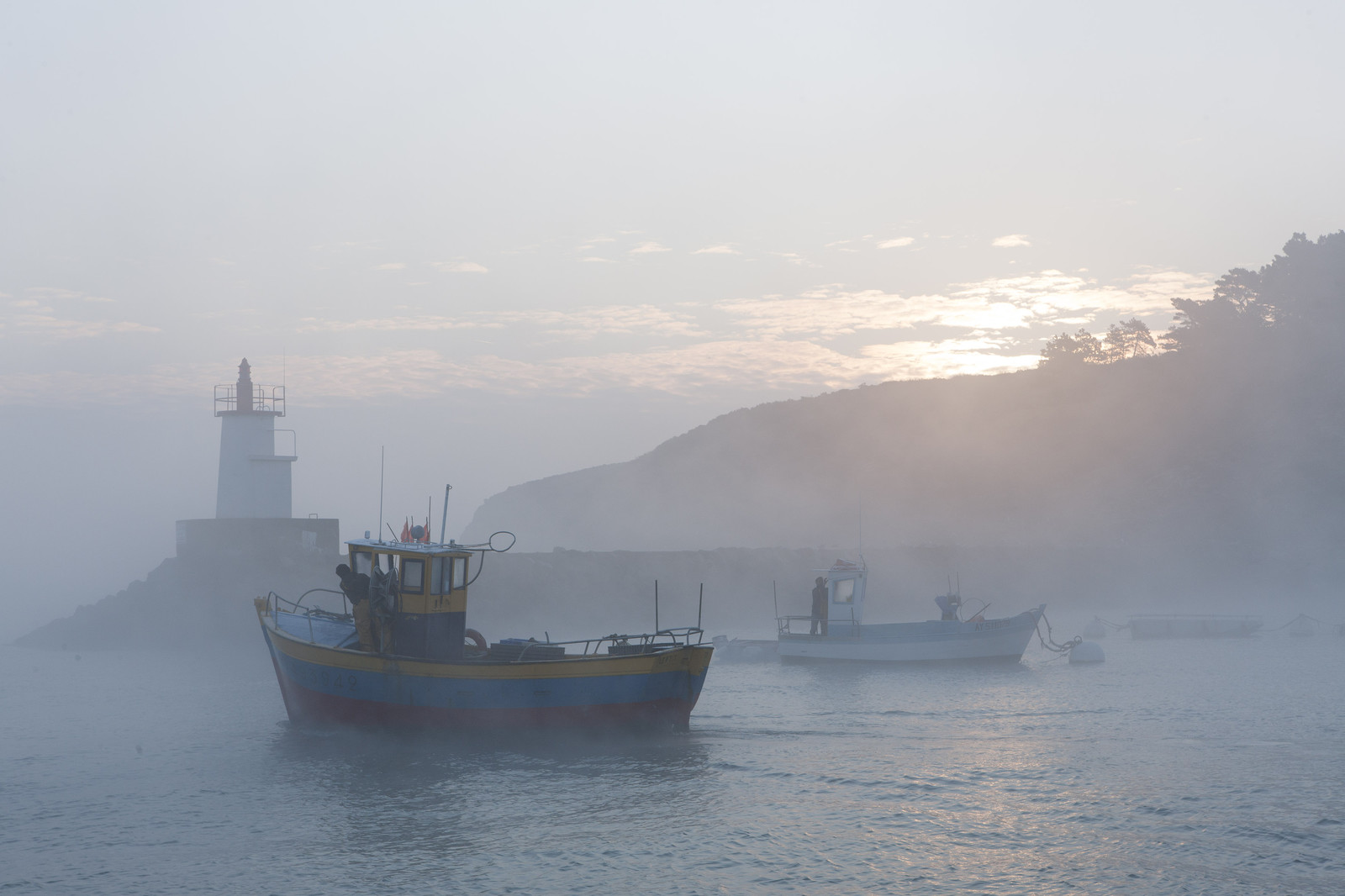 France, Morbihan (56), Belle-Ile, Bateaux de pêche dans le port de Suzon dans la brume du matin