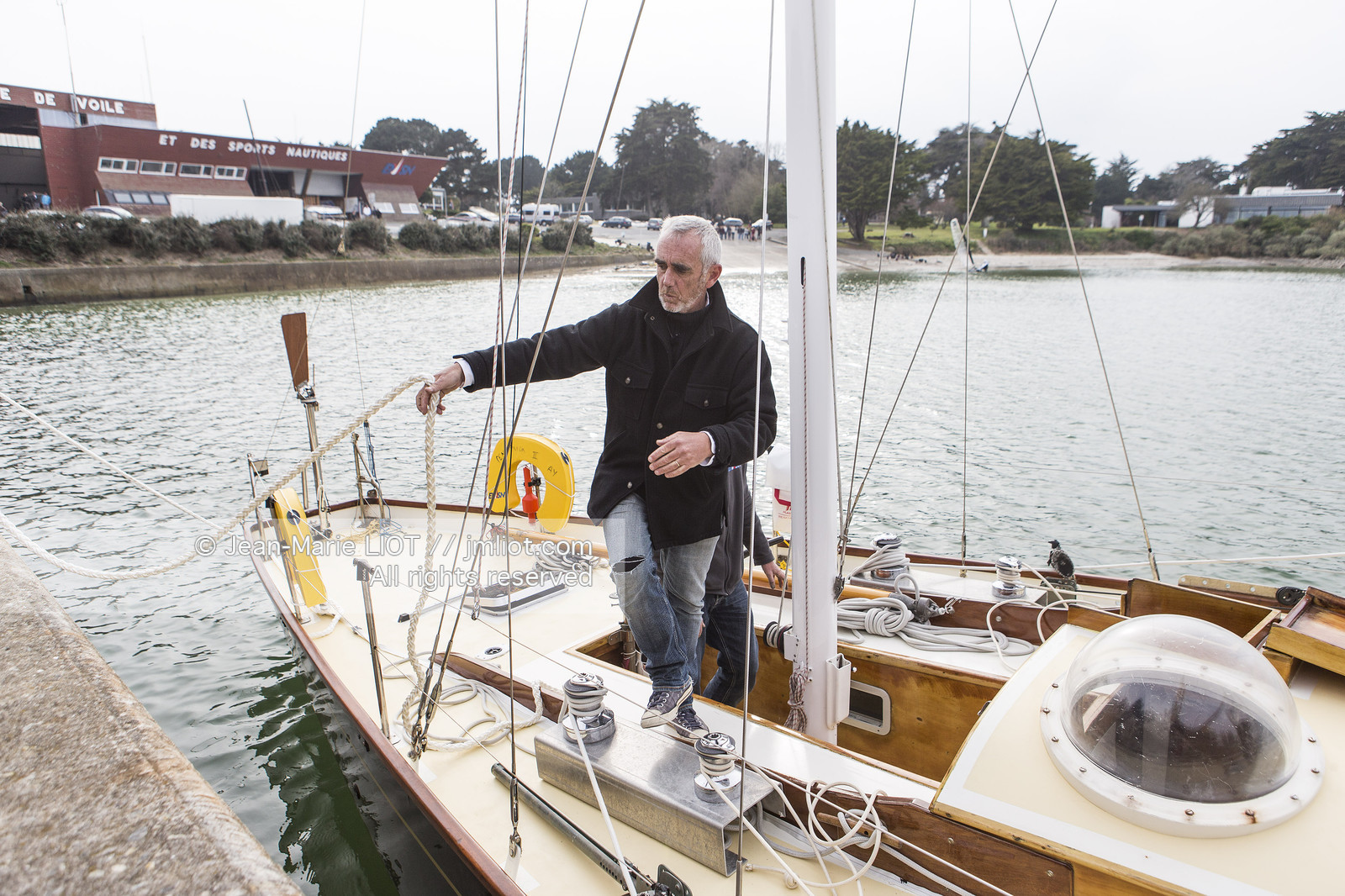 Mise à l'eau de Pen Duick II, bateau de légende d'Eric Tabarly. Loïck Peyron, 3 fois vianqueurs de The Transat, prendra le départ de plymouth le 2 mai prochain. Photo © Jean-Marie LIOT   DPPI.