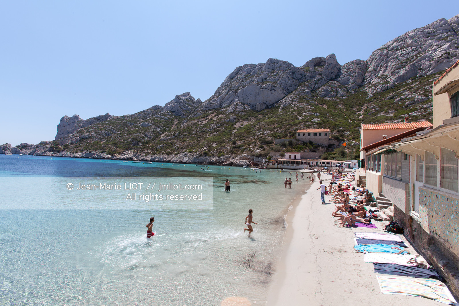 La calanque de Sormiou est située a quelques km de Marseille, l'une des seule calanques habitée elle dissimulke un petit port protégé par une digue.L'eau y est particulièremant claire et d'une grande richese en termes d'espèces animales et végétales..Photo © Jean-Marie Liot.
