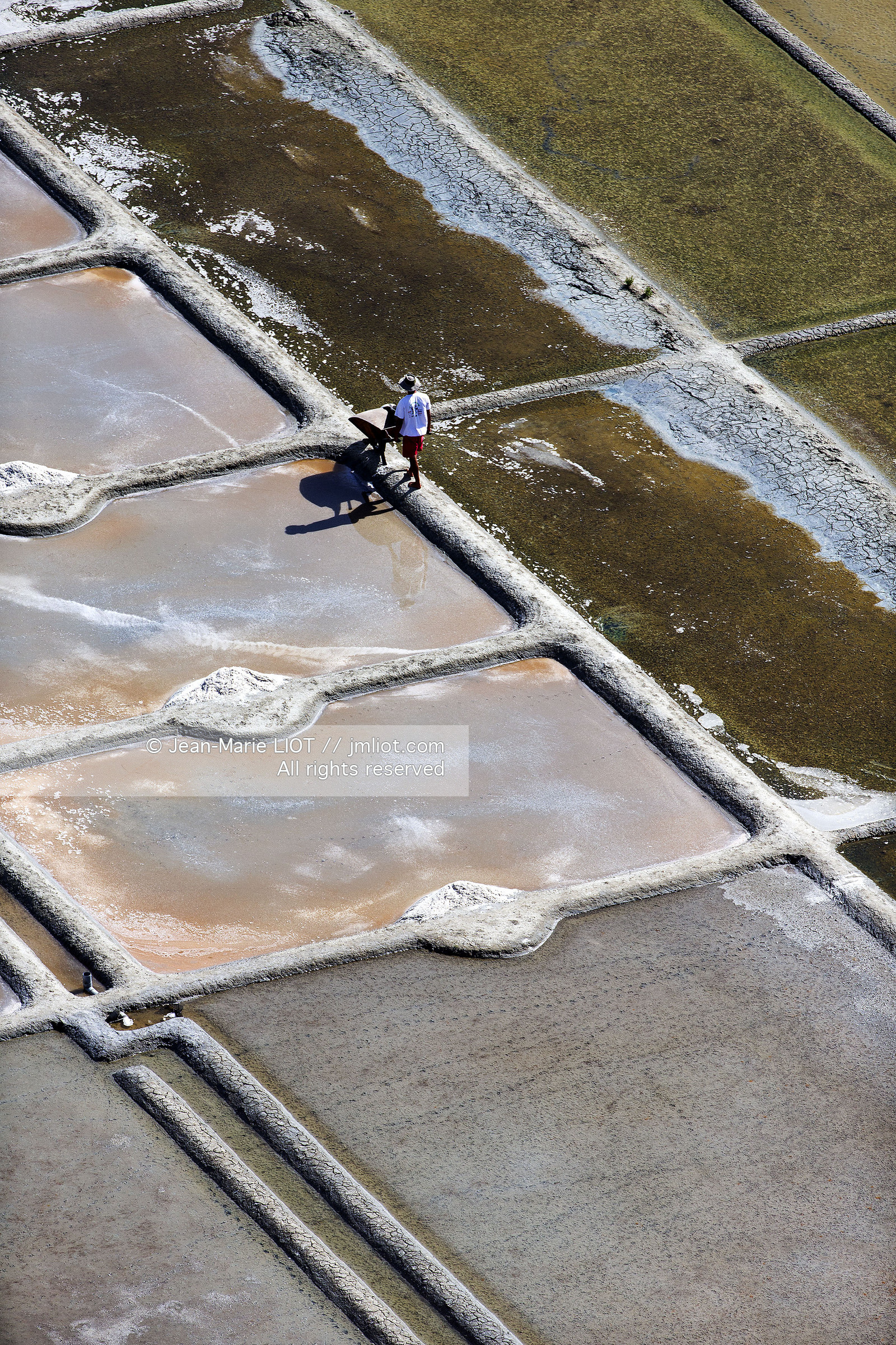 Carnac, vue aerienne des marais salants..© JEAN-MARIE LIOT.Carnac, aerial view of the salt marshes