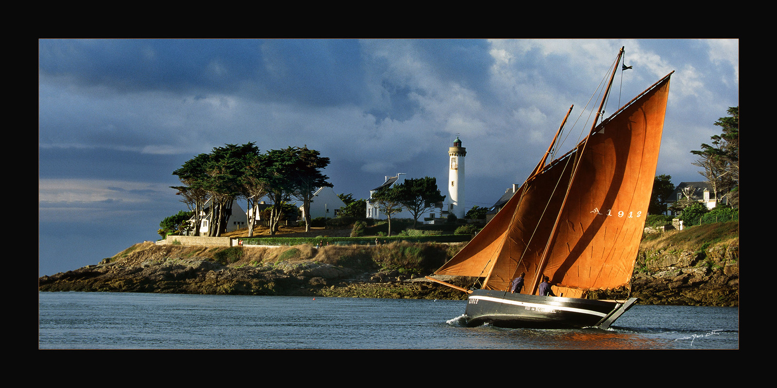 le célèbre poster du Forban du Bono, au pied de Port Navalo un soir d'été, est disponible en bord noir ou blanc, sous plusieurs formats :- 30 x 40 cm- 60 x 80 cmEt également en format panoramique :- 25 x50 cm- 50 x 100 cmLes tirages sont réalisés par un laboratoire en Bretagne, certifié pour sa qualité professionnelle, sur papier Canson Lustré rendu satiné, 310 g m2Pour passer commande, cliquez sur le Caddie et suivez la procédure.