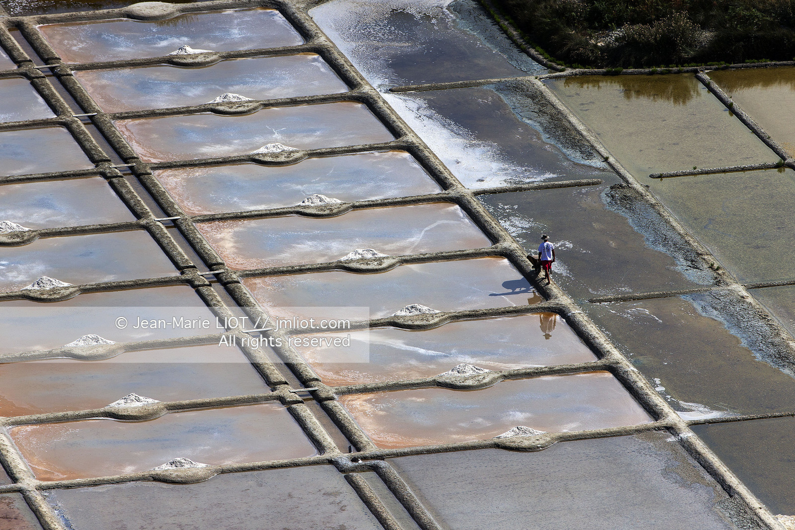 Carnac, vue aerienne des marais salants..© JEAN-MARIE LIOT.Carnac, aerial view of the salt marshes
