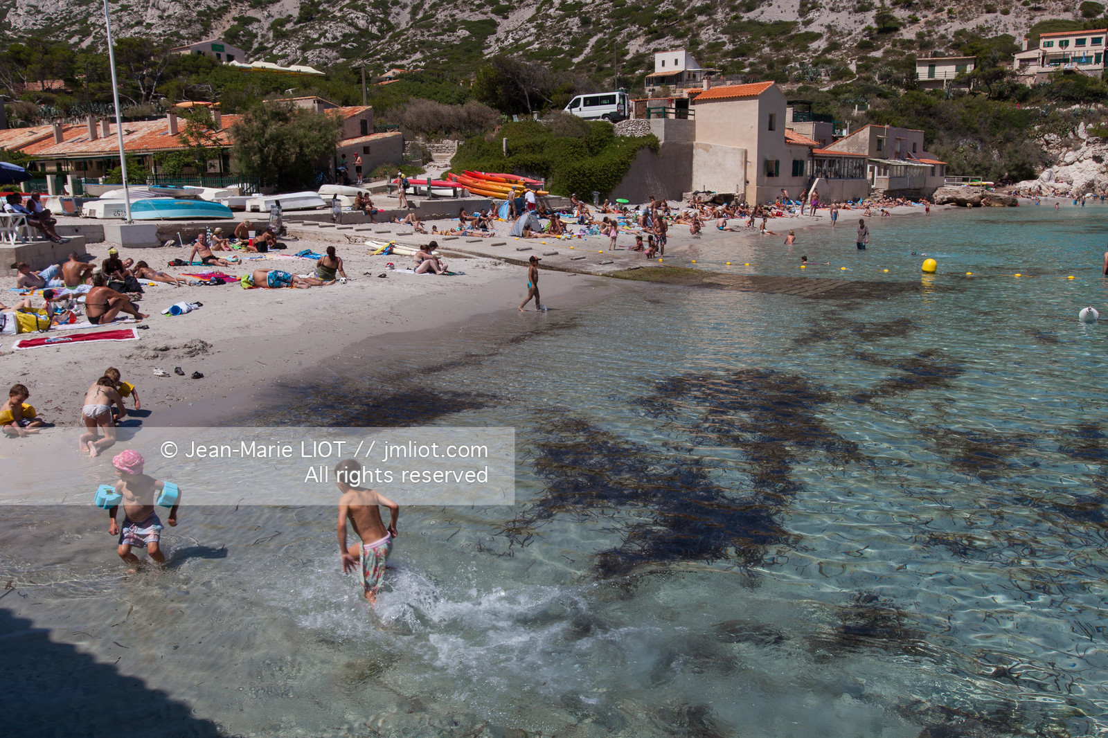 La calanque de Sormiou est située a quelques km de Marseille, l'une des seule calanques habitée elle dissimulke un petit port protégé par une digue.L'eau y est particulièremant claire et d'une grande richese en termes d'espèces animales et végétales..Photo © Jean-Marie Liot.