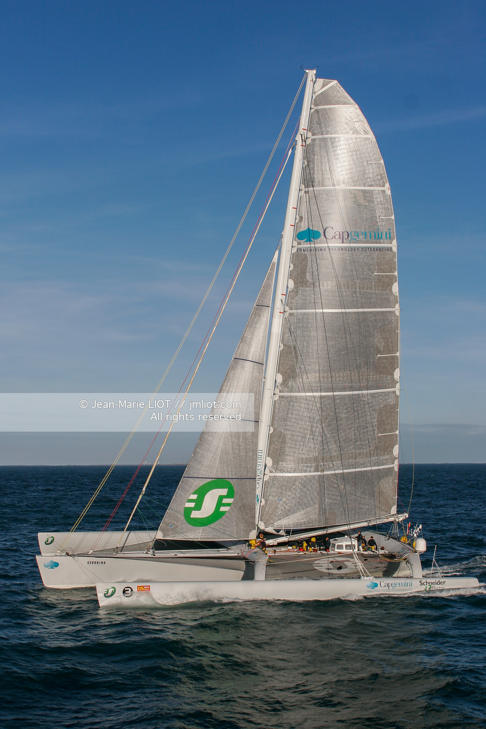 Départ du Trophée Jules Verne du maxi trimaran Geronimo, skipper Olivier de Kersauzon, 28 décembre 2004, Photo Jean-Marie LIOT - www.jmliot.com.
