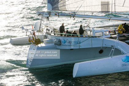 .Start Jules Verne Trophy maxi trimaran Geronimo, skipper Olivier de Kersauzon, on décember 28, 2004, Photo Jean-Marie LIOT - www.jmliot.com