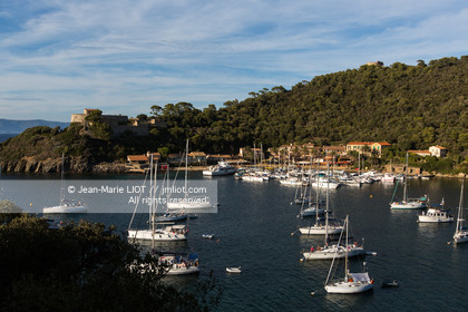 Port-Cros, au large d'Hyères dans le département du Var, petite île de 4 km de long est une réserve de la faune et la flore. Photo © Jean-Marie Liot.