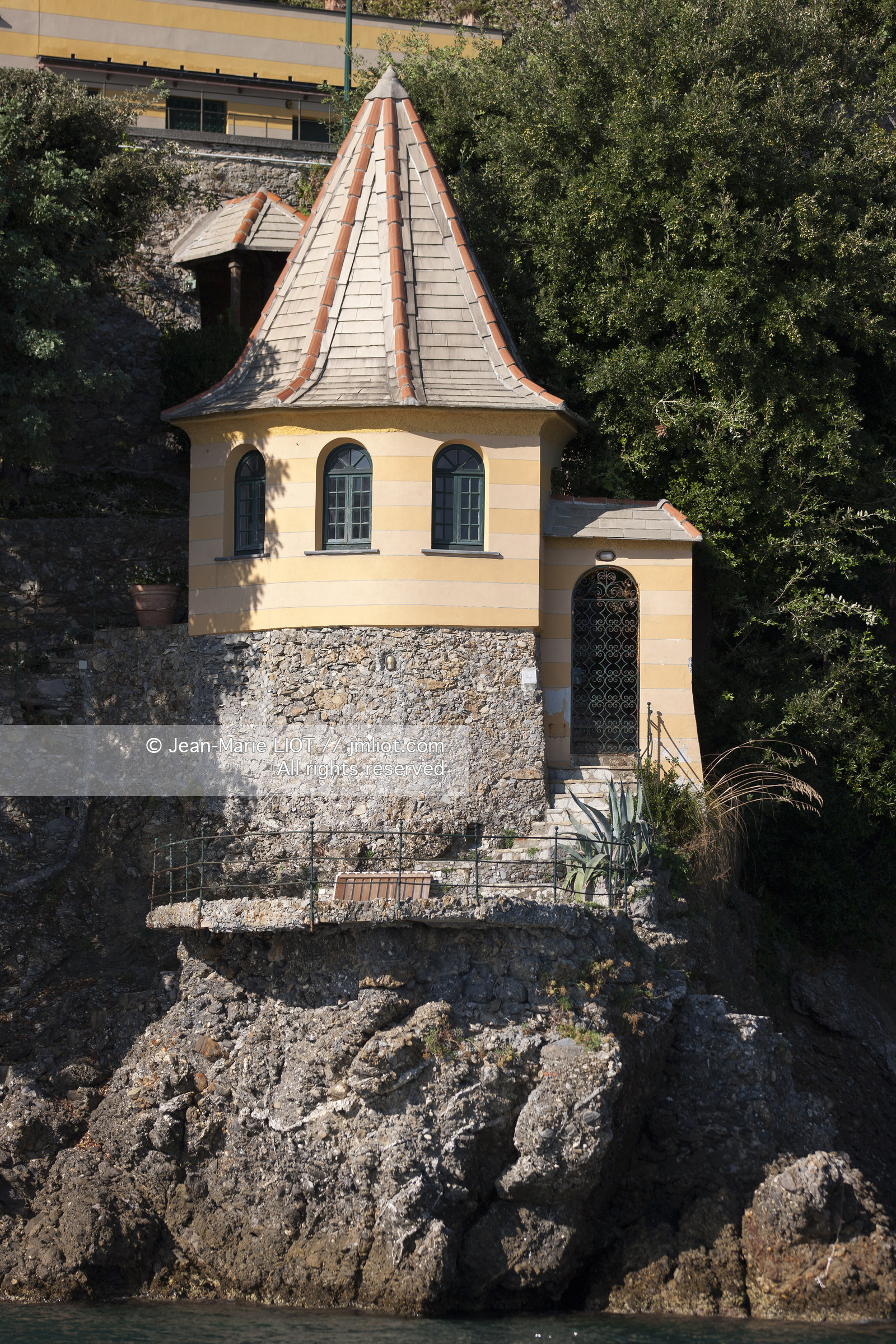 Portofino,le joli port en italien est situé au creux d'une anse sur la côte Ligure. Ce petit port de pêche devenu une des stations balnéaires les plus huppées d'Italie n'a pourtant pas perdu son charme..photo © Jean-Marie Liot.