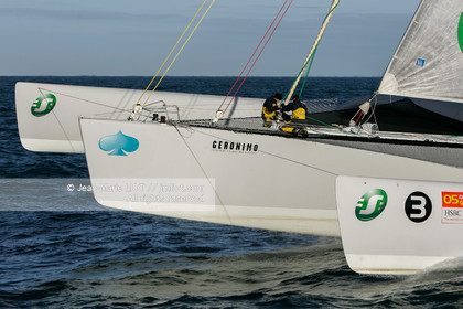 .Start Jules Verne Trophy maxi trimaran Geronimo, skipper Olivier de Kersauzon, on décember 28, 2004, Photo Jean-Marie LIOT - www.jmliot.com