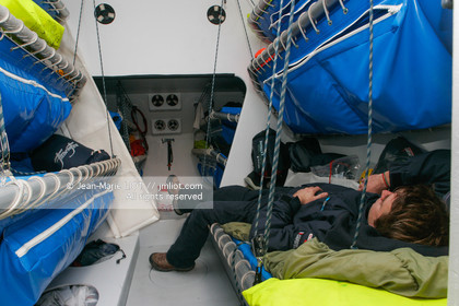 .Start Jules Verne Trophy maxi trimaran Geronimo, skipper Olivier de Kersauzon, on décember 28, 2004, Photo Jean-Marie LIOT - www.jmliot.com