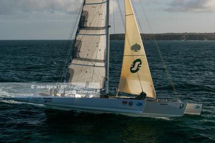 .Start Jules Verne Trophy maxi trimaran Geronimo, skipper Olivier de Kersauzon, on décember 28, 2004, Photo Jean-Marie LIOT - www.jmliot.com