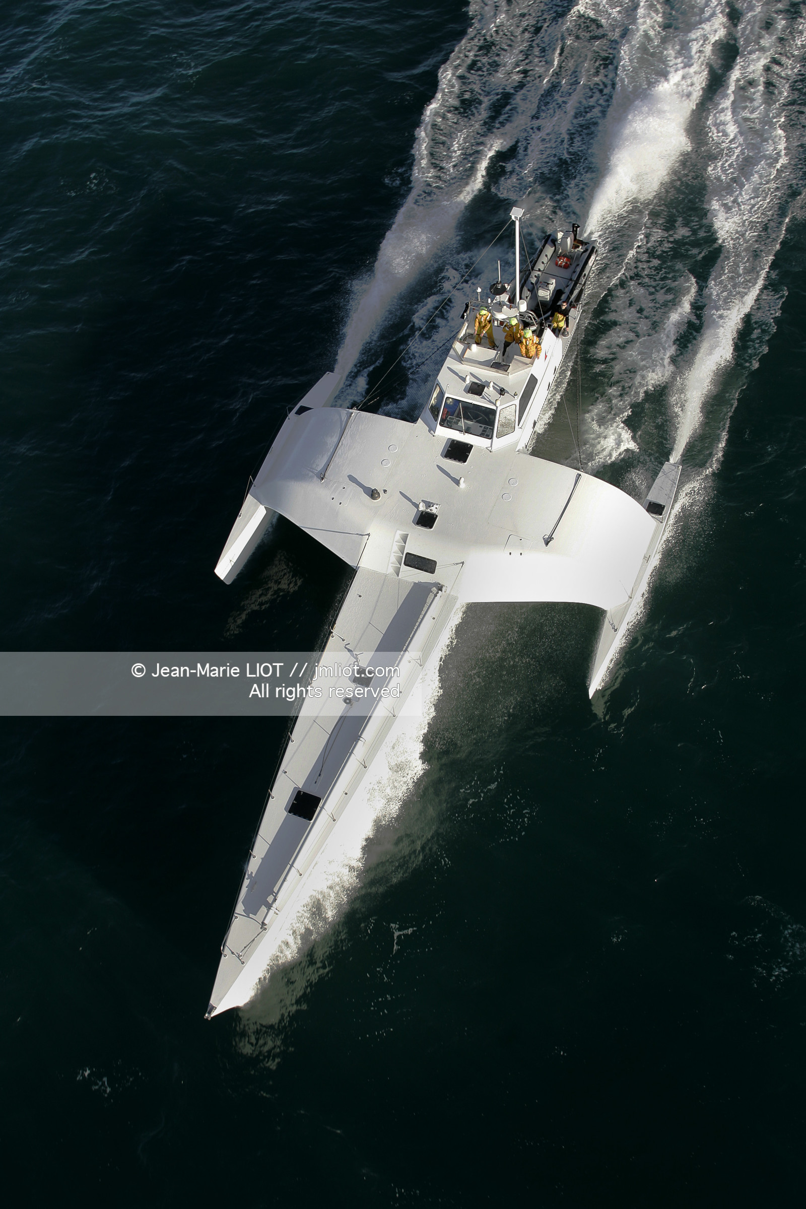 Ocean Alchimist, Olivier de Kersauzon, au large d'Ouessant le 29 décembre 2004, Photo Jean-Marie LIOT - www.jmliot.com.