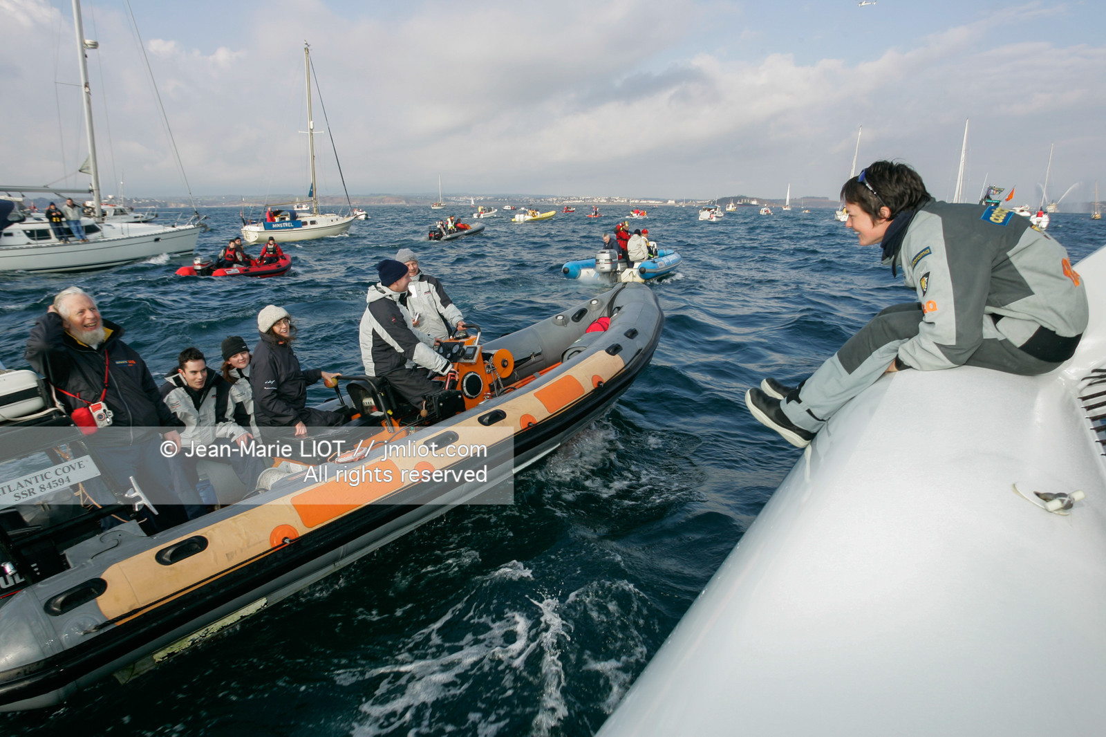 Départ d'Ellen MacArthur à bord du maxi-trimaran B&Q Castorama, pour tenter de battre le record du Tour du Monde en Solitaire sans Escale, à Falmouth (GB), le 27 novembre 2004, photo : Jean-Marie LIOT - www.jmliot.com
