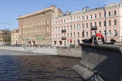 Russie, Saint Petersbourg, classé Patrimoine Mondial de l'UNESCO, la Neva et le pont Lomonosov.