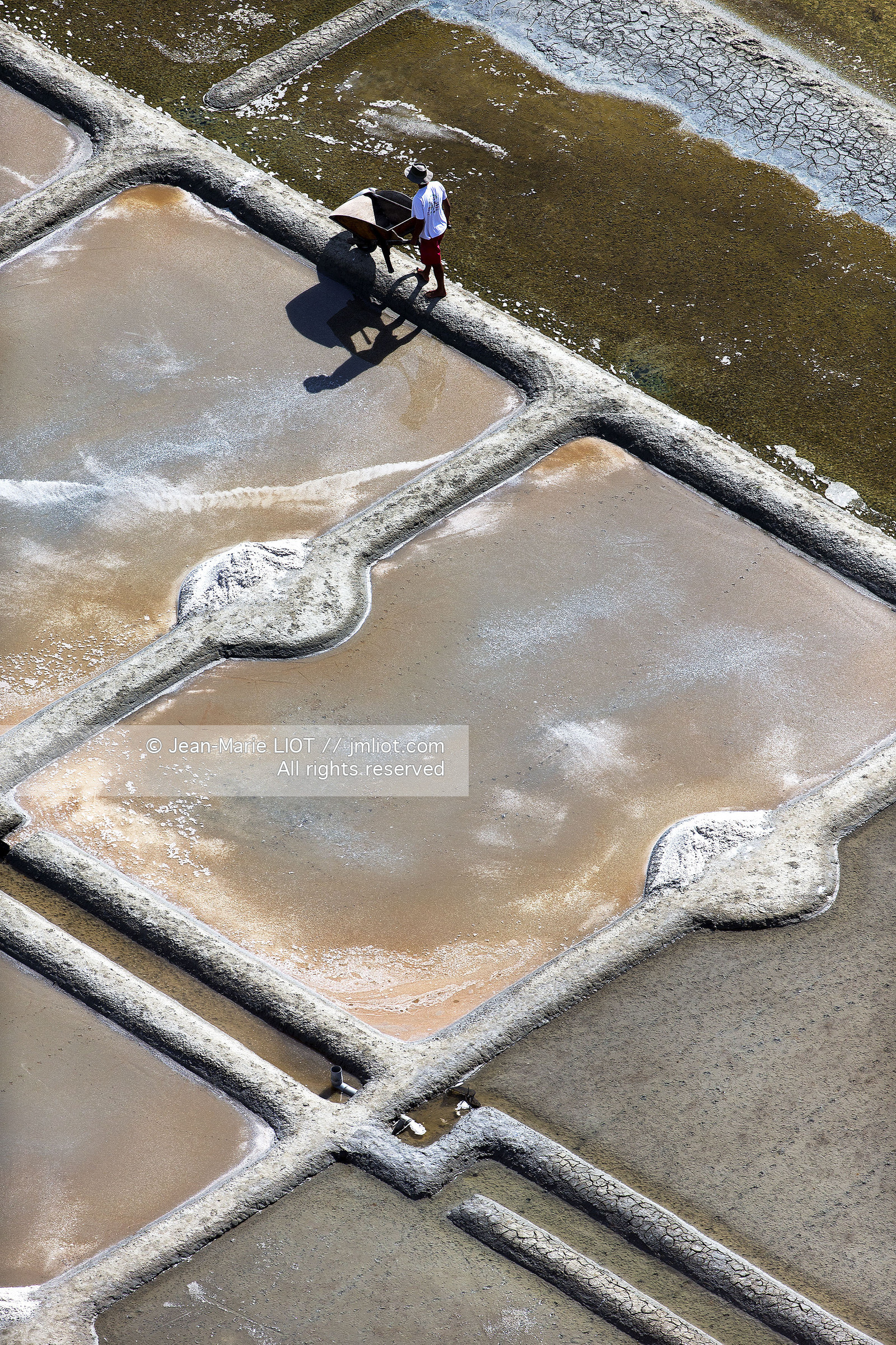 Carnac, vue aerienne des marais salants..© JEAN-MARIE LIOT.Carnac, aerial view of the salt marshes