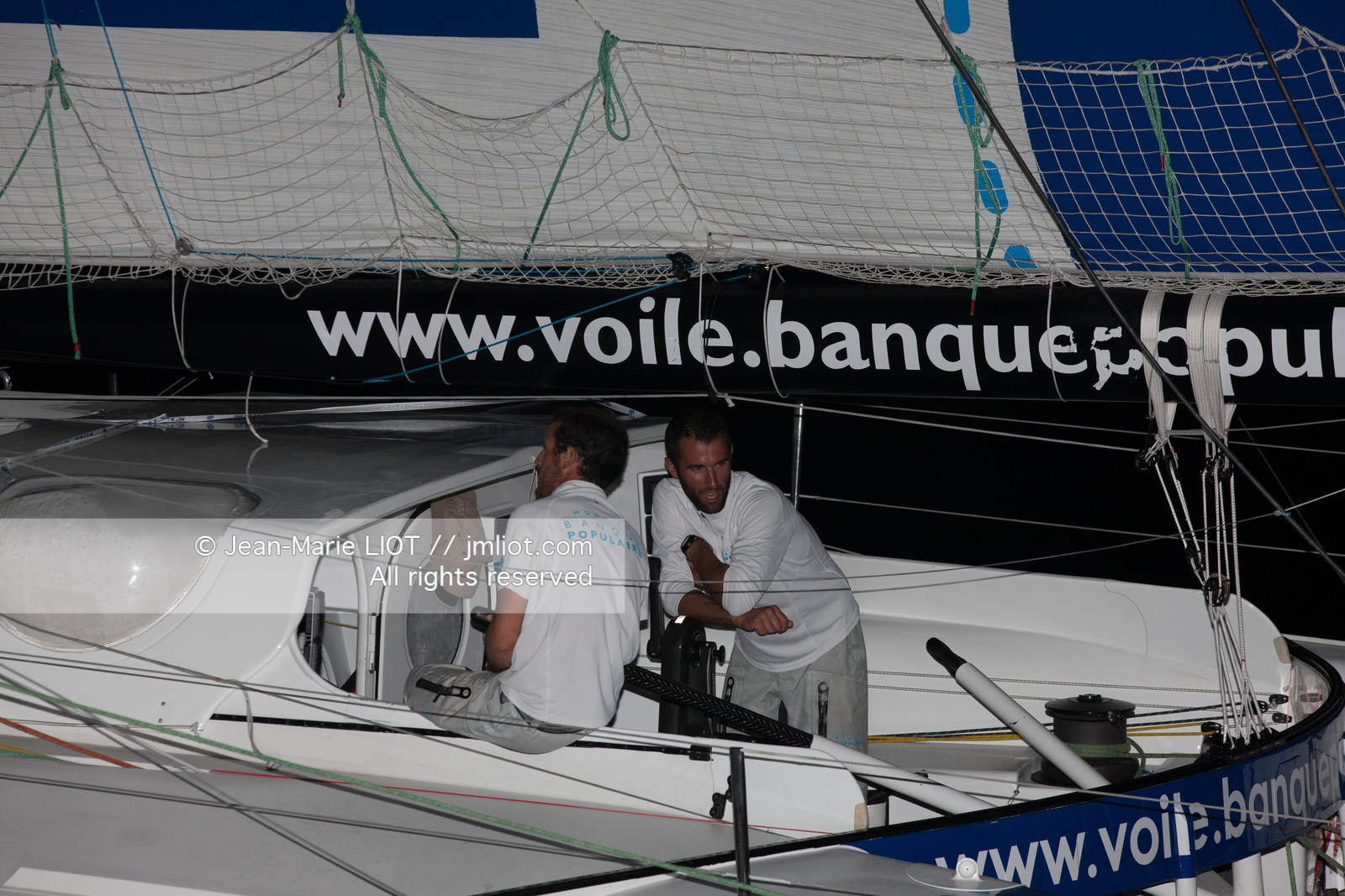 Arrivée, au Costa-Rica de l'imoca Banque populaire, le19 novembre 2011. Les skippers Armel Le Cleac'h et Christopher Pratt se placent à la 3ème place dans la catégorie des imocas. Photo © Jean-marie Liot DPPI.