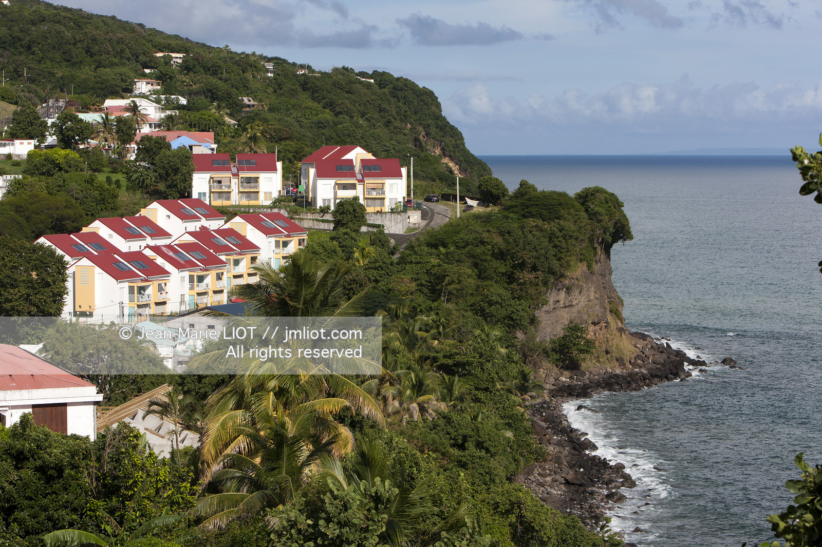 La Guadeloupe est un departement français d'Outre Mer situe dans l'archipel des Antilles. L'ile est bordee d'une part par la Mer des Caraïbes et l'Ocean Atlantique..La guadeloupe est composé de deux îles: la Grande-Terre et la Basse-Terre..Photo © Jean-Marie Liot.