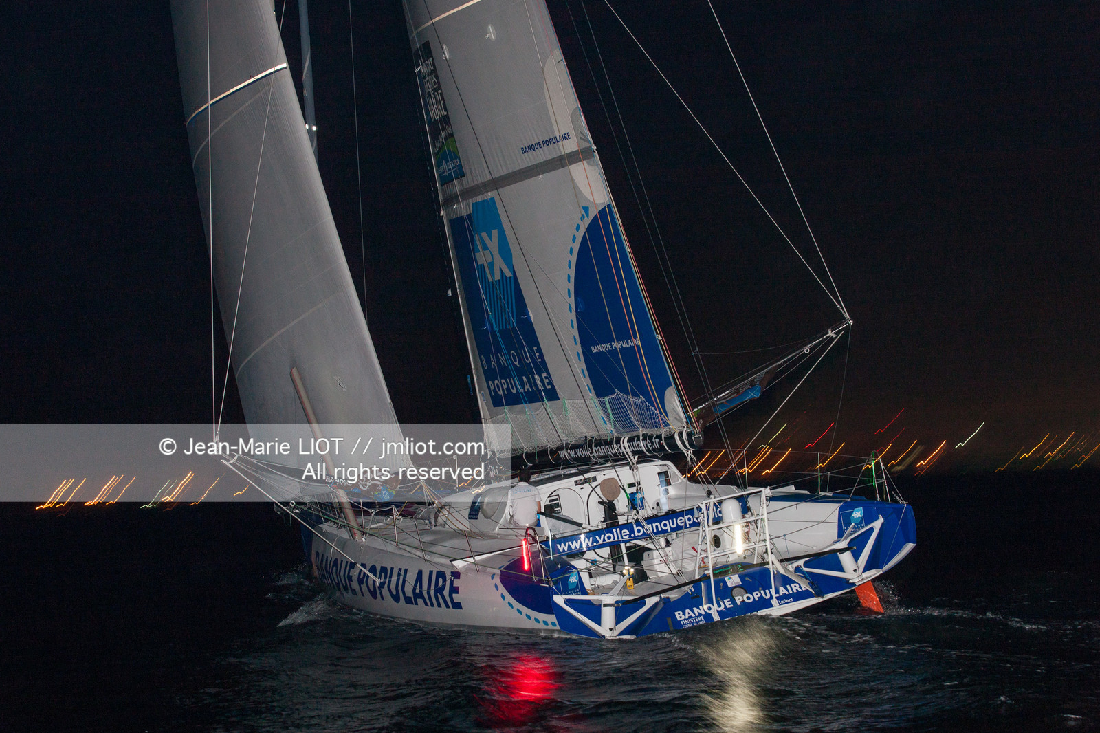 Arrivée, au Costa-Rica de l'imoca Banque populaire, le19 novembre 2011. Les skippers Armel Le Cleac'h et Christopher Pratt se placent à la 3ème place dans la catégorie des imocas. Photo © Jean-marie Liot DPPI.