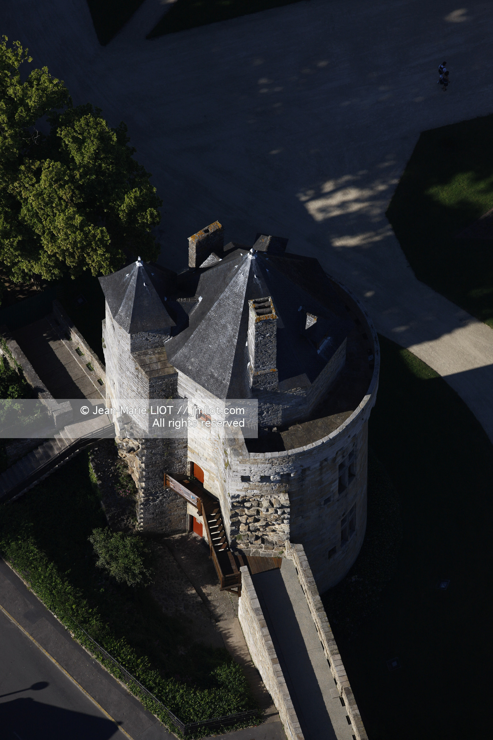 VUE AERIENNE DE VANNES-GOLFE DU MORBIHAN.PHOTO © JEAN-MARIE LIOT.