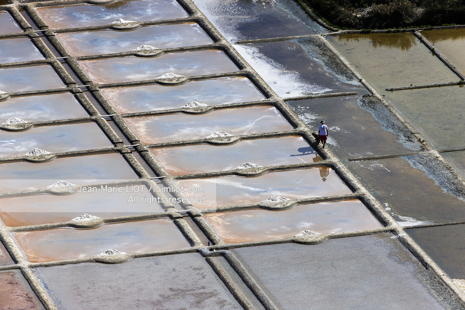 Carnac, vue aerienne des marais salants..© JEAN-MARIE LIOT.Carnac, aerial view of the salt marshes