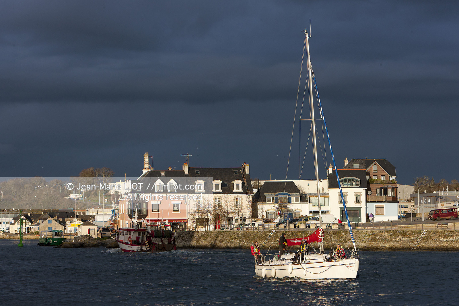 France, Finistère-Sud (29), Concarneau, Voilier quitant le Port de Concarneau