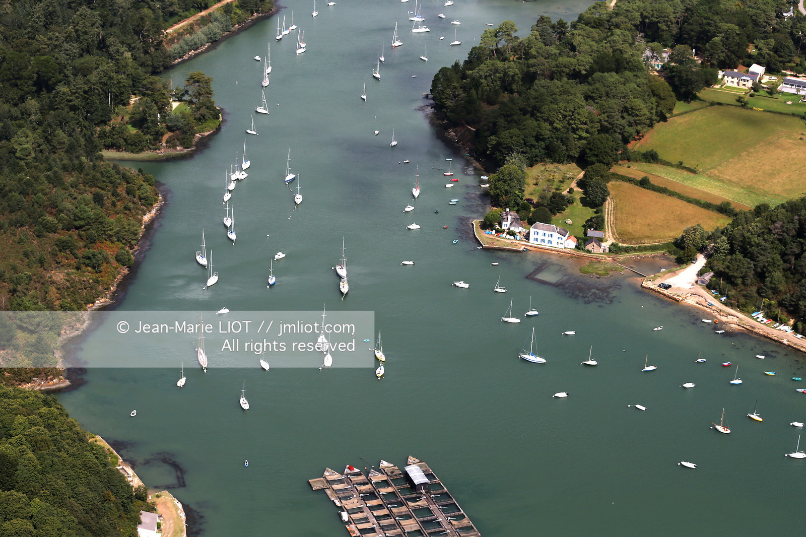 VUE AERIENNE DU GOLFE DU MORBIHAN .PHOTO © JEAN-MARIE LIOT.