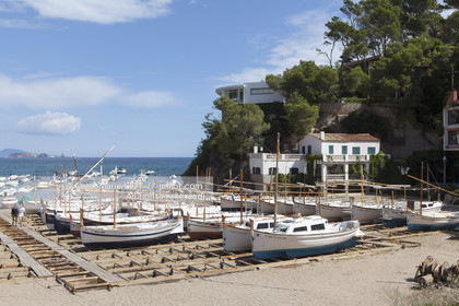Le village de Begur et ses plages constituent l'un des lieux les plus touristique de la Costa Brava..La cote de begur bénéficie d'un littoral d'une grande beauté composé de falaises, de criques d'eau cristallines, de pinedes.....Photo © Jean-Marie Liot.