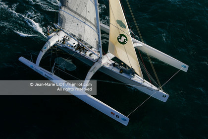 .Start Jules Verne Trophy maxi trimaran Geronimo, skipper Olivier de Kersauzon, on décember 28, 2004, Photo Jean-Marie LIOT - www.jmliot.com