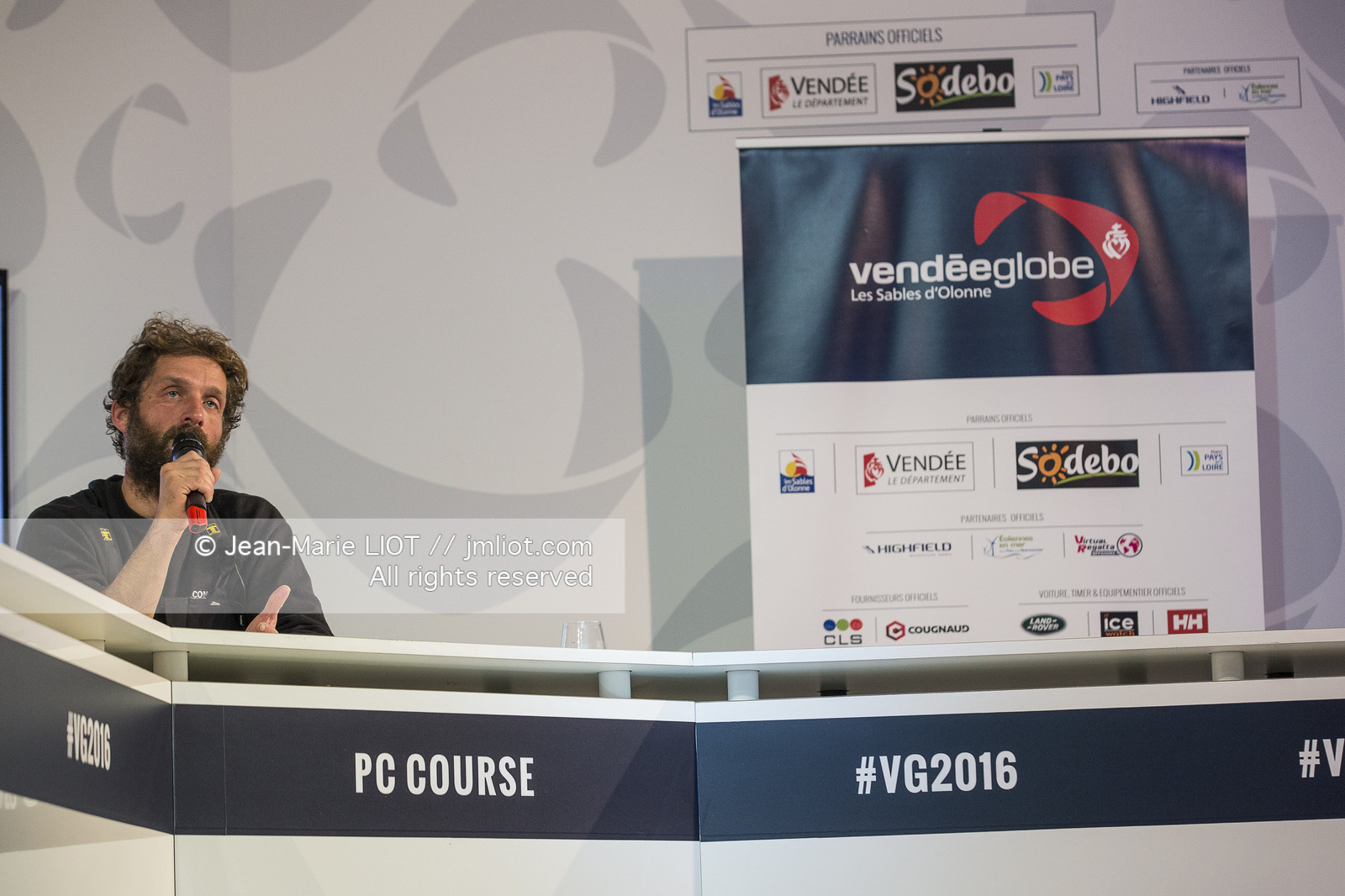 VENDEE GLOBE 2016-2017 - ARRIVEE ERIC BELLION - COMME UN SEUL HOMME