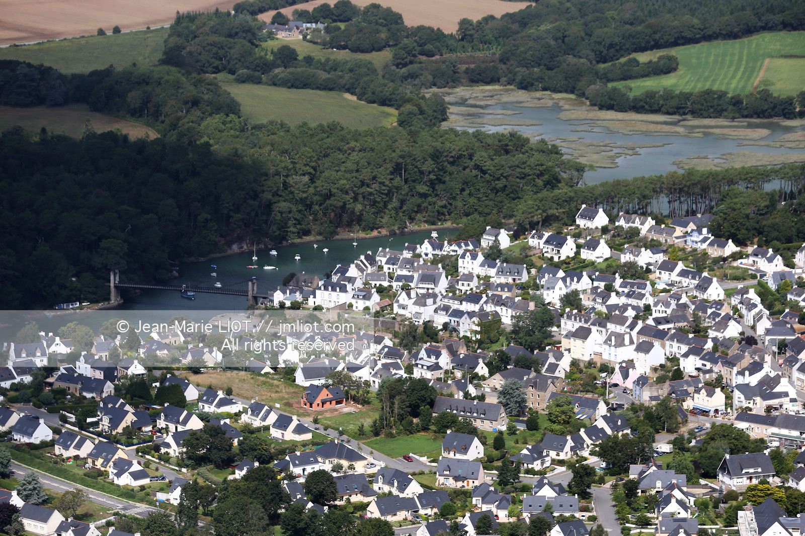 VUE AERIENNE DU GOLFE DU MORBIHAN .PHOTO © JEAN-MARIE LIOT.