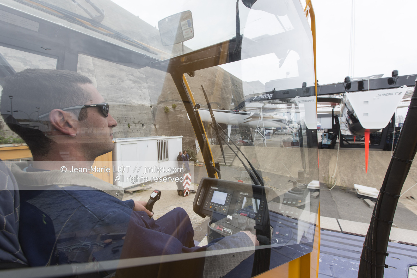 Maxi-Triimaran Spindrift 2 Launching