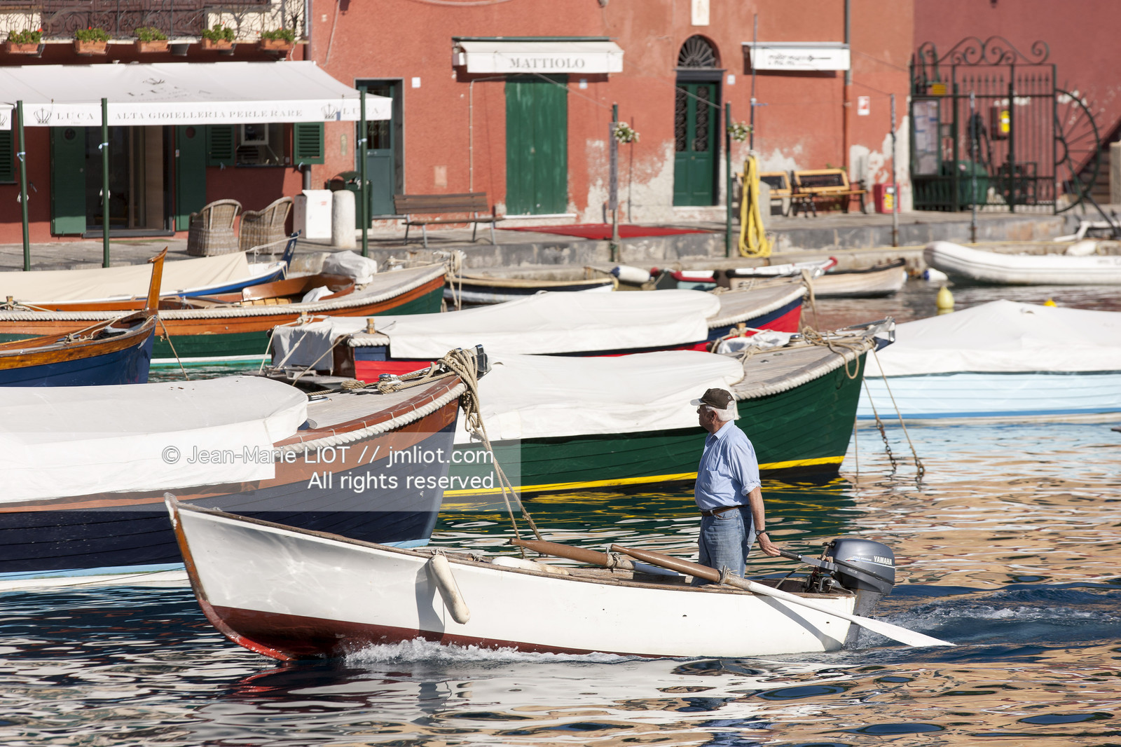 Portofino,le joli port en italien est situé au creux d'une anse sur la côte Ligure. Ce petit port de pêche devenu une des stations balnéaires les plus huppées d'Italie n'a pourtant pas perdu son charme..photo © Jean-Marie Liot.