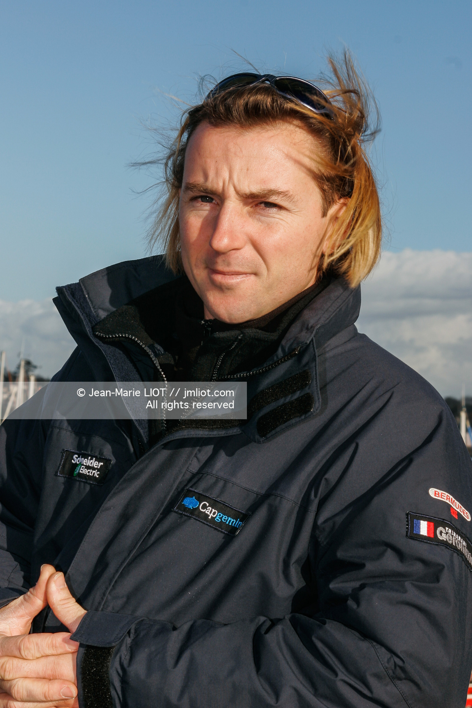 Départ du Trophée Jules Verne du maxi trimaran Geronimo, skipper Olivier de Kersauzon, 28 décembre 2004, Photo Jean-Marie LIOT - www.jmliot.com.