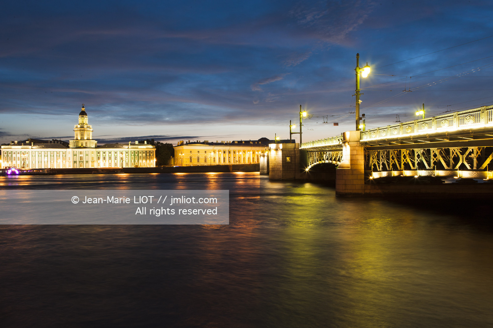 Russie, Saint Petersbourg, classé Patrimoine Mondial de l'UNESCO, le musée de l' HErmitage et les quais de la Neva pendant les Nuits Blanches.