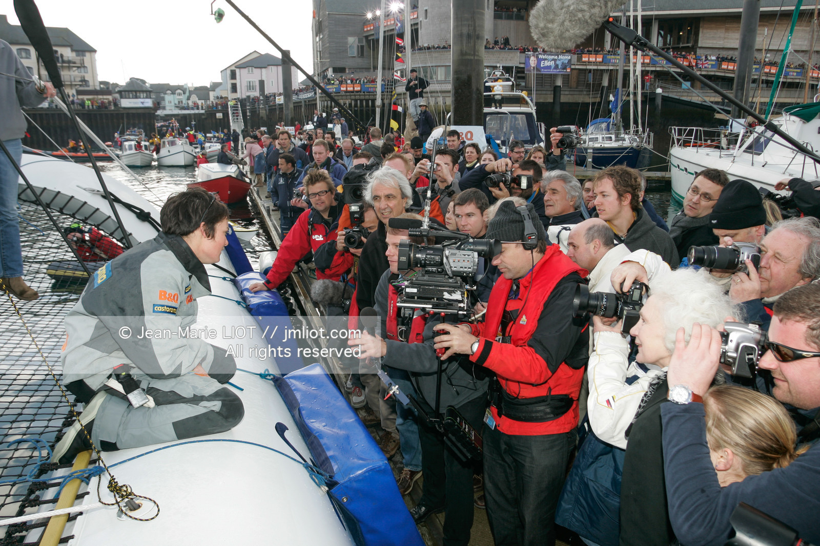 Départ d'Ellen MacArthur à bord du maxi-trimaran B&Q Castorama, pour tenter de battre le record du Tour du Monde en Solitaire sans Escale, à Falmouth (GB), le 27 novembre 2004, photo : Jean-Marie LIOT - www.jmliot.com